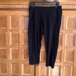 Woman’s black capri Heath Yoga size XL